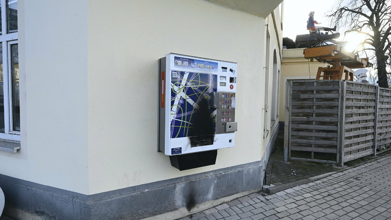 Wurde beschädigt, hielt aber stand: der gesprengte Zigarettenautomat an der Bahnhofstraße.