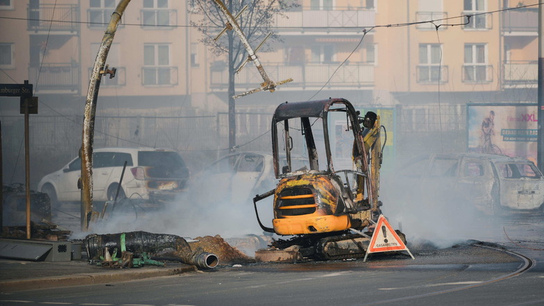 Nach dem Brand an einer Gasleitung in Dresden-Friedrichstadt bleibt die betroffene Kreuzung weiter gesperrt.