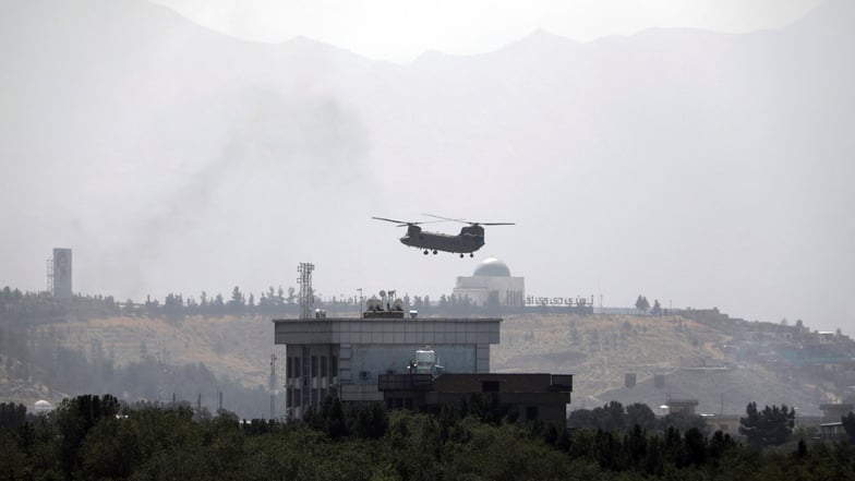 Ein Hubschrauber der USA von Typ Chinook überfliegt die Stadt Kabul.