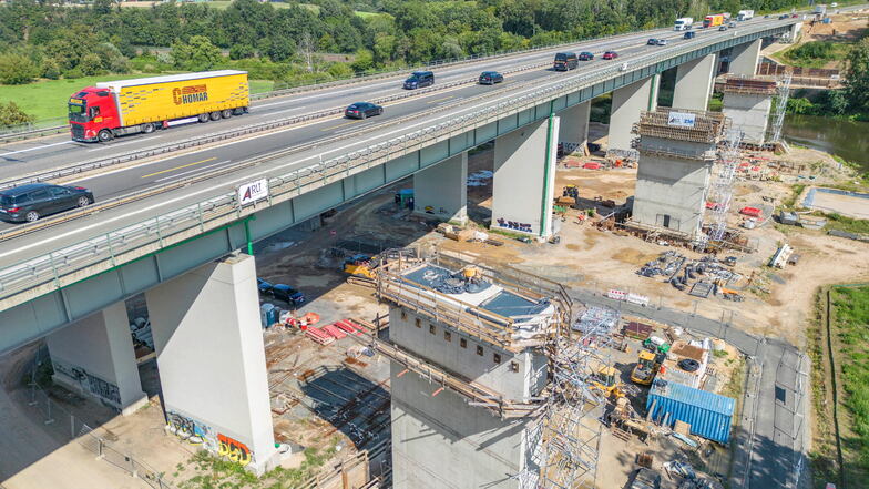 Drei neue Brückenpfeiler stehen schon, insgesamt werden es vier Pfeilerpaare sein.