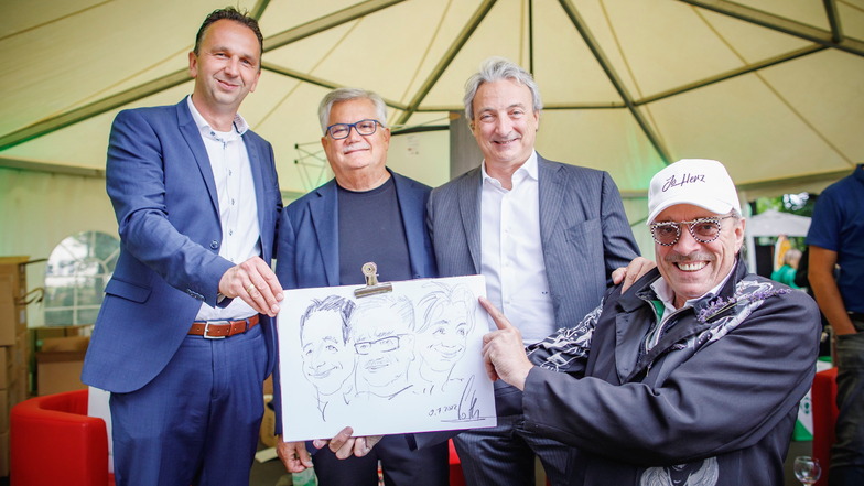Die Oberbürgermeister von Riesa und Lonato, Marco Müller und Roberto Tardani Sintaco mit Feralpi-Vorstand Giuseppe Pasini und Schnellzeichenkünstler Jo Herz.