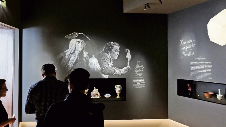 Treibt die Modernisierung des Porzellan-Museums voran: Stiftungschefin Anja Hell (links) in der neuen Inszenierung, welche in die Dauerausstellung einführen soll.