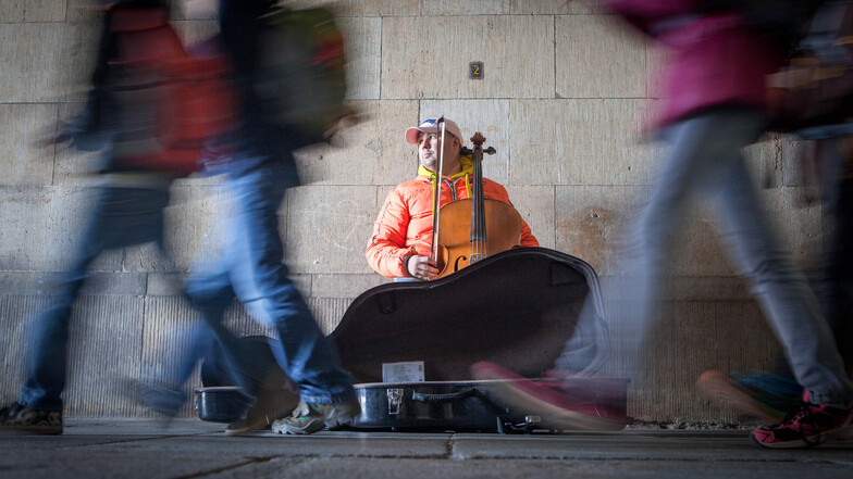Ein Straßenmusiker auf der Schloßstraße in Dresden.
