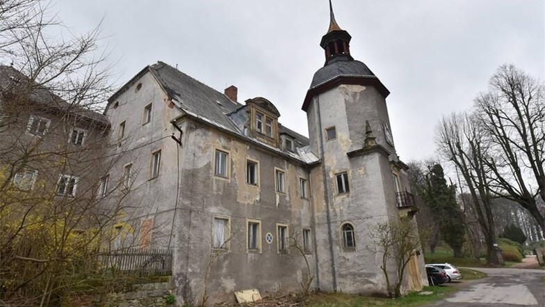 Die Büsche ringsherum hat der neue Eigentümer bereits weggeschnitten. So haben auch Spaziergänger wieder einen freien Blick auf das Schloss Naundorf.