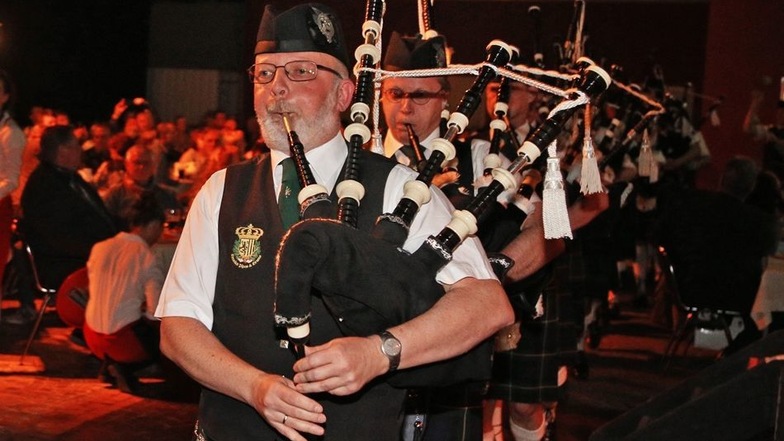 Die „Greenhorns“ aus Halle an der Saale spielen in Riesa Irish Folk auf – die passende Musik zum Getränk.