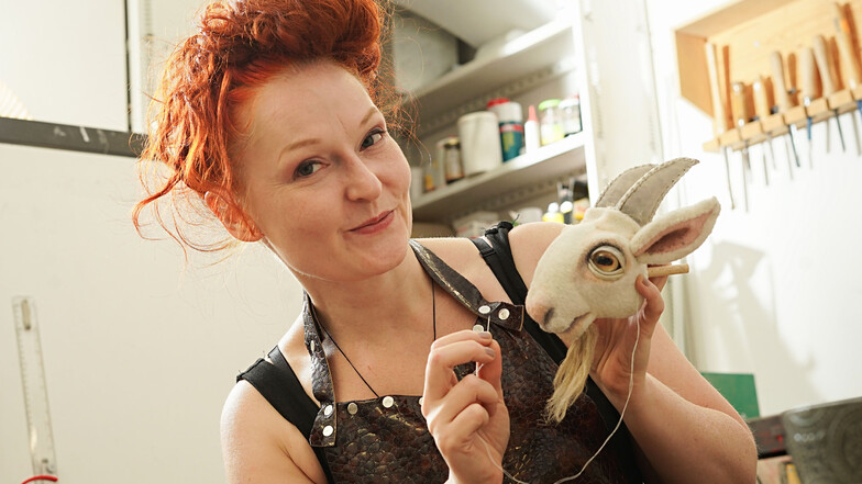 Beatrice Baumann ist Puppenbauerin am Puppentheater in Bautzen. Gerade arbeitet sie an den „Sieben Geißlein“.