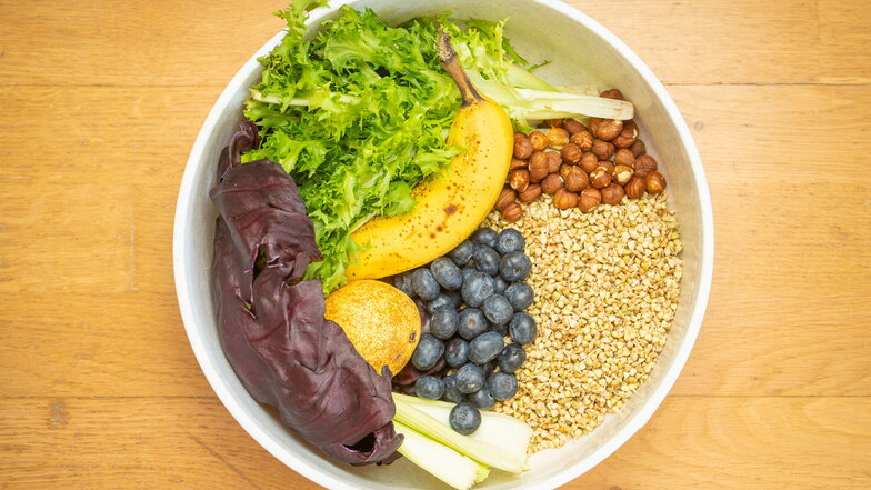 Ist gesund: rohes Gemüse, Obst, Nüsse und Buchweizen. Um fast alle Themen rund um die Gesundheit geht es am 19. März im Meißner Berufsschulzentrum.