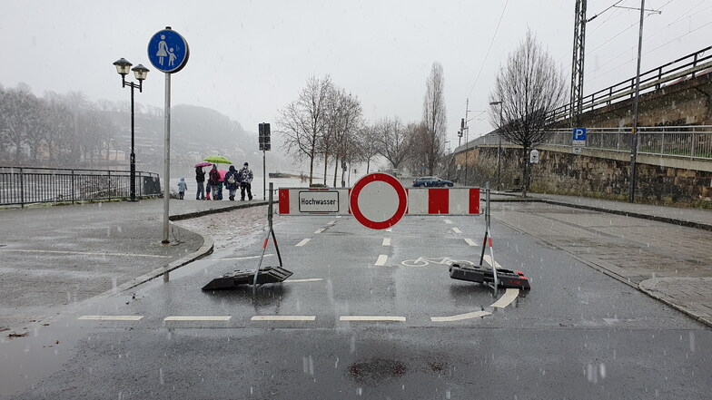 Am Sonnabendvormittag stellte die Feuerwehr in Pirna dieses Schild auf - der Elbeparkplatz ist wegen des Winterhochwassers gesperrt.