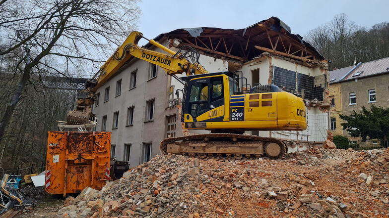 Das ehemalige Bettenhaus an der Mittweidaer Straße wird derzeit abgerissen.