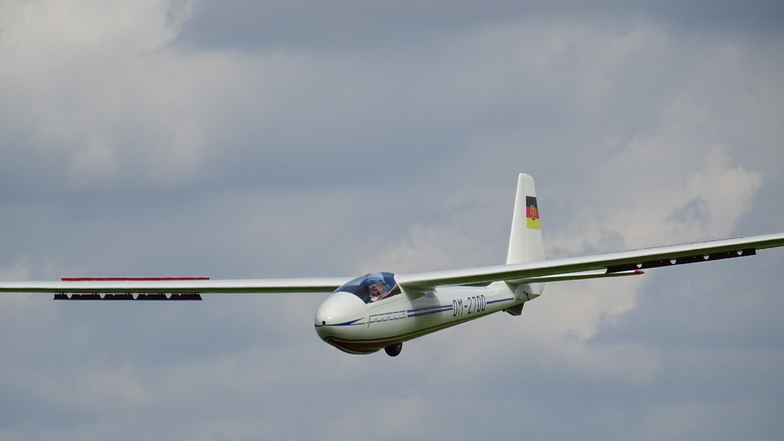 Im Landeanflug: Das Segelflugzeug "Favorit" wurde restauriert und ging am Wochenende in Hoyerswerda in die Luft.