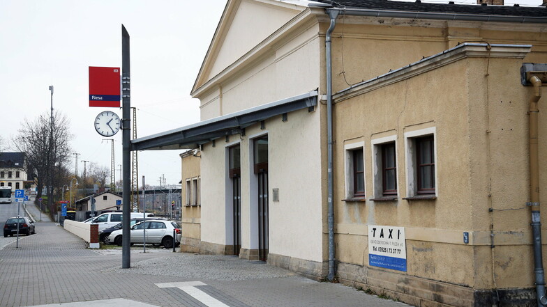 Blick auf den Riesaer Bahnhof. Ob das Gebäude in Zukunft aufgewertet werden kann, untersucht die Deutsche Bahn derzeit.