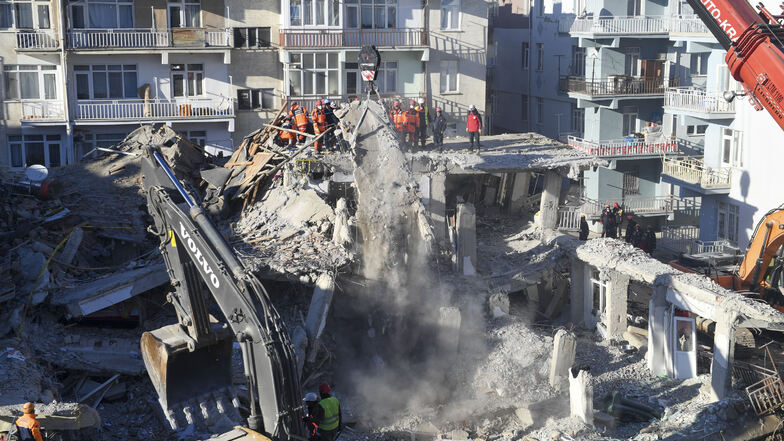 Rettungskräfte suchen in einem durch ein Erdbeben zerstörtes Gebäude nach Opfern. T +++ dpa-Bildfunk +++