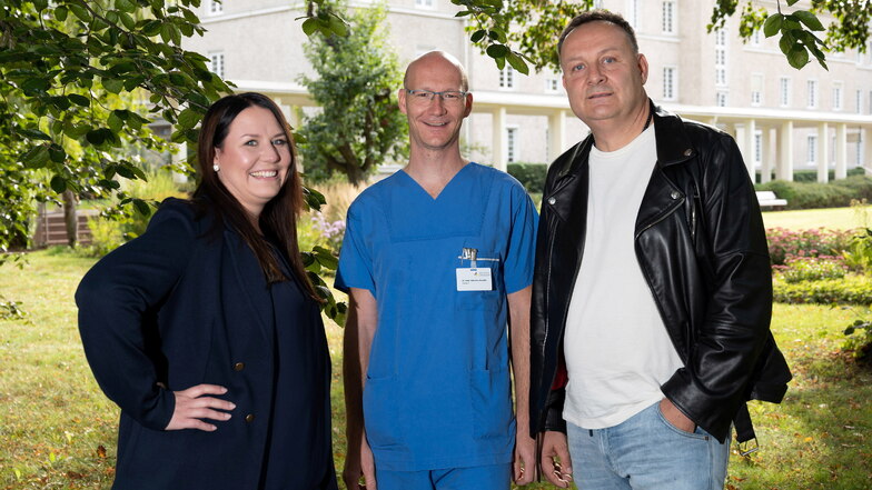Pflegen einen lockeren Umgang mit Oberarzt Matthias Kandler, der die Operationen durchgeführt hat. Lissy Stephan und Jens Thiele nennen ihn scherzhaft einen dünnen Hering.