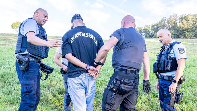 Mit Grenzpolizisten auf der A17 in Sachsen unterwegs: Duell mit den Menschen-Schmugglern