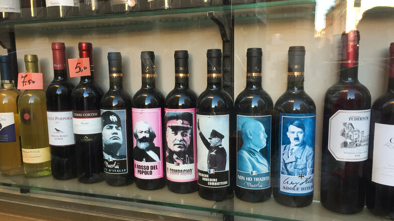 Flaschen mit Bildern von Mussolini, Marx, Stalin und Hitler auf dem Etikett stehen in einem Geschäft.