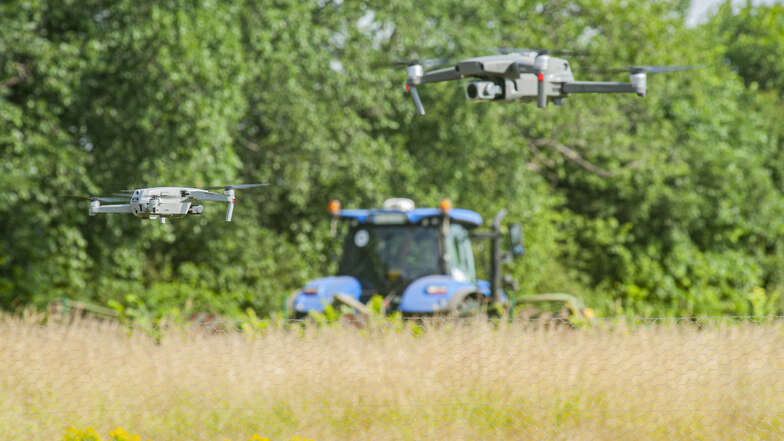 Die Drohnenspezialisten vom Arbeiter-Samariter-Bund überfliegen die Felder vom Geflügelhof mit Wärmebildkameras und suchen nach Kitzen. Erst wenn sie ihre Arbeit getan haben, wird abgemäht.