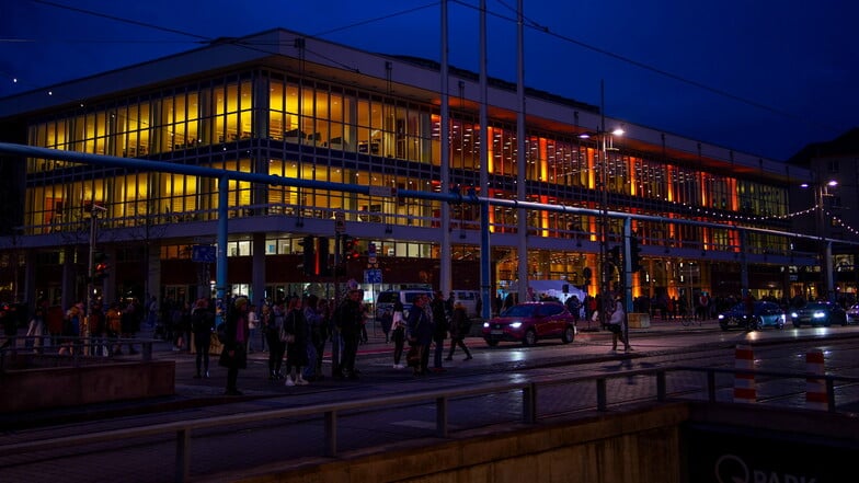Auch der Kulturpalast erstrahlte am Freitagabend in orange.