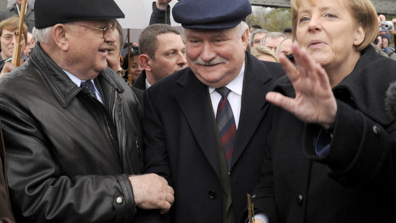 Mit einem symbolischen Gang über einen früheren Grenzkontrollpunkt gedachte Bundeskanzlerin Angela Merkel (CDU) mit Michail Gorbatschow (l) und Lech Walesa (M) am 9. November 2009 in Berlin des Mauerfalls vor 20 Jahren.
