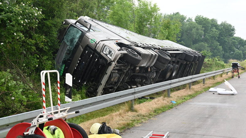 Zwischen Döbeln-Ost und Nossen auf der A14 ist ein LKW von der Straße abgekommen. Der Fahrer verstarb noch am Unfallort.