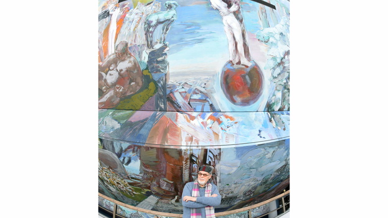Sighard Gille im Gewandhaus vor seinem Deckengemälde „Gesang vom Leben“. Das 714 Quadratmeter große, monumentale Werk im Foyer des Konzerthauses hat er vor 40 Jahren gemalt. Es ist sein größtes Werk.