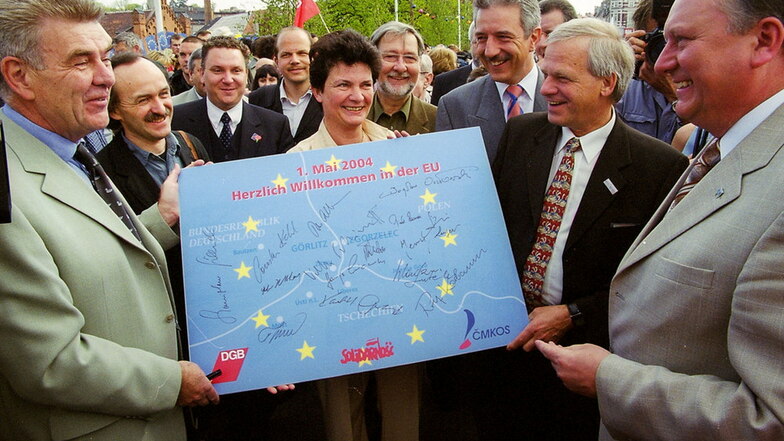 Feier des EU-Beitritts am 1. Mai 2004 auf der Görlitzer Stadtbrücke mit dem damaligen Görlitzer Oberbürgermeister Rolf Karbaum.
