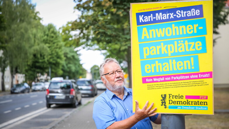 Die Stadt entfernt über 90 Parkplätze an der Karl-Marx-Straße. Stadtrat Franz-Josef Fischer (FDP) kritisiert das deutlich. Seine Fraktion wehrt sich mit Plakaten und einem Eilantrag im Stadtrat.