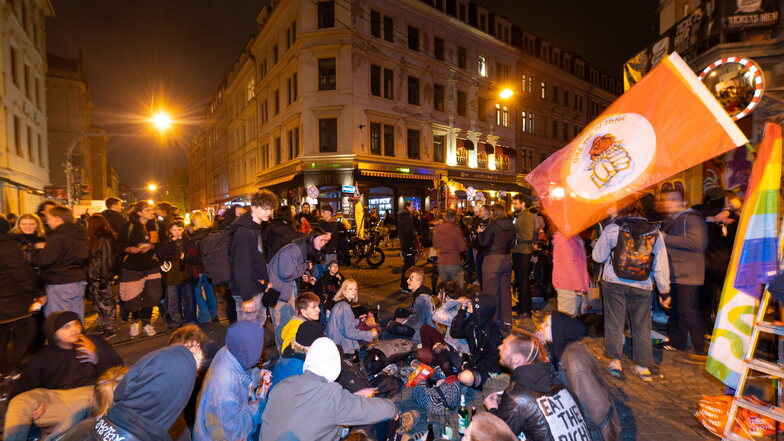 Am Freitagabend haben Hunderte Menschen auf der Kreuzung Louisenstraße/Rothenburger Straße/Görlitzer Straße in der Dresdner Neustadt protestiert. Es ging um das geplante Alkoholverbot auf der Kreuzung, die auch als Assi-Eck bezeichnet wird.