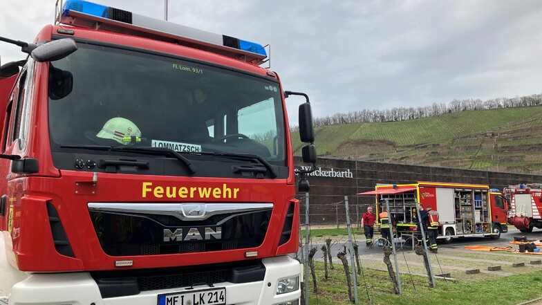 Zu dem Gefahrguteinsatz auf Schloss Wackerbarth rückten mehrere Feuerwehren mit ihren Fahrzeugen aus.