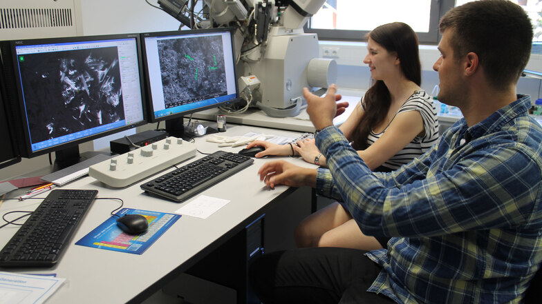 Wie hier die Mitarbeiter des Kurt-Schwanbe-Institutes in Meinsberg an einem Rasterelektronenmikroskop arbeiten, dass soll zukünftig im Rahmen eines Projektes auch Harthaer Schülern vor Ort gezeigt werden.