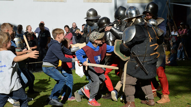 Die Kinder bezwingen die Ritter des Thüringer Ritterbundes im Kampf.