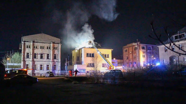 Großeinsatz der Feuerwehr: Brand in leerstehendem Gebäude in Döbeln