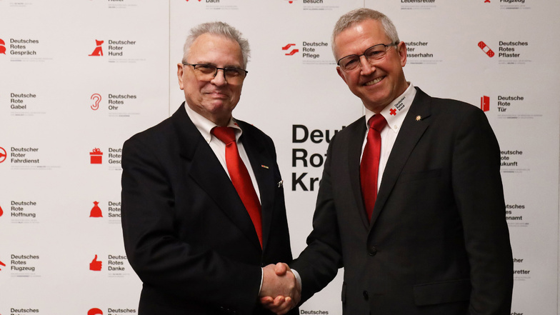 Peter Kaul (r.) übernimmt das Präsidentenamt beim sächsischen DRK-Landesverband von Holger Löser.