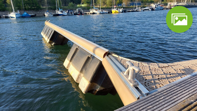 Schiffsunfall auf Berzdorfer See: Drei Bootsstege und Motorboot kaputt