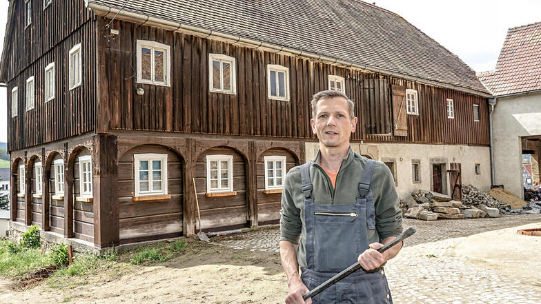 Noch braucht Jörg Winkler auf seinem Gehöft in Cunewalde das Brecheisen, um Altes zu beseitigen. Doch bei der Sanierung des Umgebindehauses ist er schon gut vorangekommen. Am Sonntag können sich Interessenten darüber informieren.