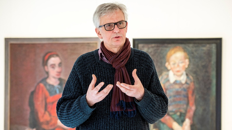 Der Radebeuler Maler Markus Retzlaff steht in seiner Ausstellung in der Stadtgalerie.