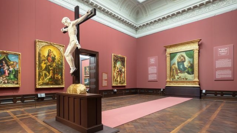 Blick in den vorübergehend umgestalteten Ausstellungssaal mit Raffaels „Sixtinischer Madonna“.