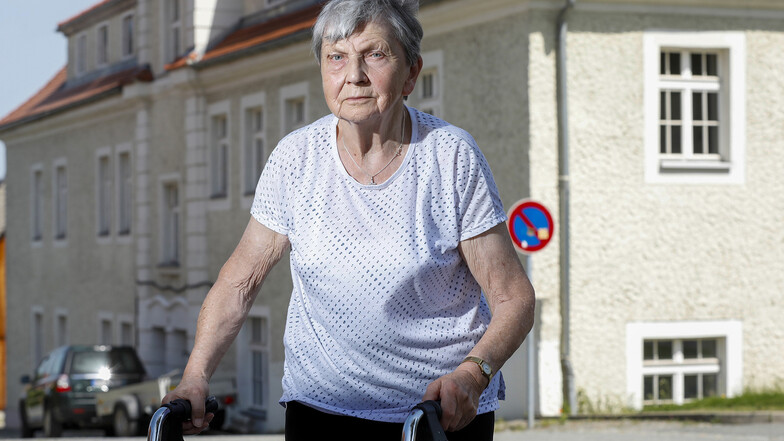Lonie Pfennig lebte mehr als 70 Jahre in dem Haus hinter ihr. Jetzt regieren da die Bauarbeiter und machen ein Ärztehaus daraus.