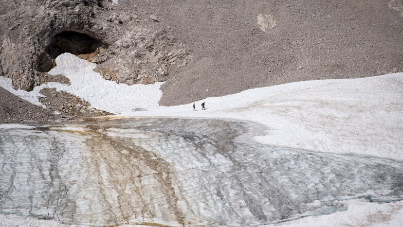 Bayern, Garmisch-Partenkirchen: Ausflügler wandern auf der Zugspitze über den Gletscher.