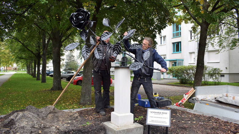 Die Firma Metallbau Scholz aus Wittichenau war mit der Restaurierung betraut. So befestigten Martin Scholz (r.) und Elia Unger die Rose am Mittwoch auf dem neuen Sockel.