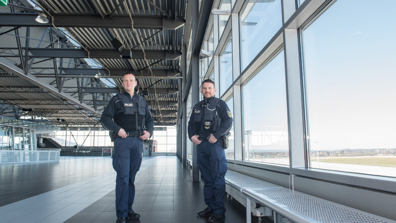 Holger Uhlitzsch und Thomas Bergel von der Bundespolizei inspizieren die menschenleere Besucherplattform des Airports.