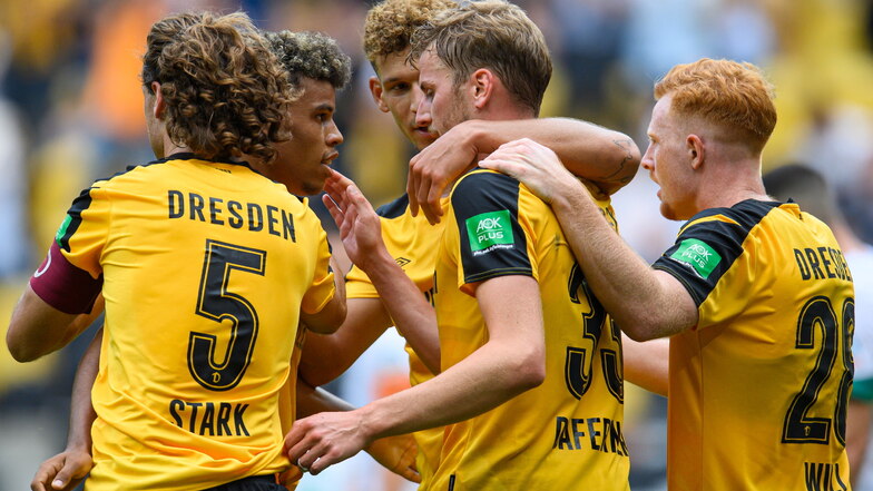 Der 3:0-Sieg gegen Werder Bremen ist eine Teamleistung. Dennoch ragt der Doppeltorschütze Christoph Daferner (Mitte) etwas heraus.