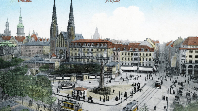 Die Vorlage zum aktuellen Foto oben: eine kolorierte Fotografie, aufgenommen um 1910. In der Mitte der Cholera-Brunnen, der 1927 vor das Taschenbergpalais versetzt wurde. 