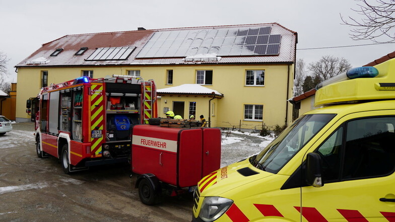 Am Sonntagvormittag wurde die Feuerwehr zu einem Brand in der Taucherwaldstraße in Uhyst/Taucher gerufen. Dort war es beim Essenkochen zu einem Fettbrand gekommen.