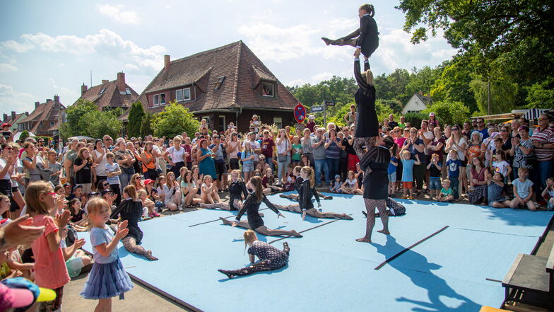 Neben dem Karnevalsverein zeigte auch das Nieskyer Akrobatikteam (im Foto) sein Können.