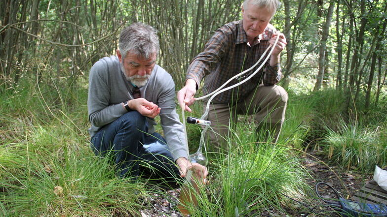 Die Wissenschaftler vom Geoforschungszentrum aus Potsdam, Chemiker Gerhard Strauch (l) und Geochemiker Horst Kämpf, nehmen Gasproben aus einer Mofette in der Nähe des tschechischen Ortes Hartousov.