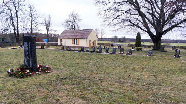 Der Friedhof Treugeböhla mit der Namensstele