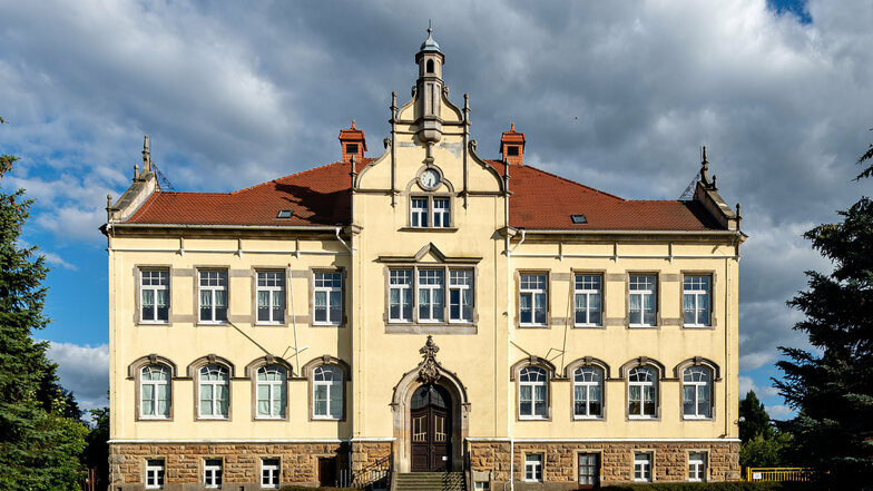 Als Domizil für eine Oberschule nicht geeignet: Das alte Gebäude der evangelischen Grundschule Langburkersdorf.