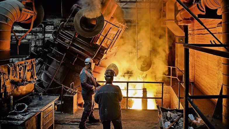 Es ist der archaische Moment eines fast vergangenen Industriezeitalters, wenn im Pirnaer Edelstahlwerk die rund 1.700 Grad heiße Stahlschmelze in die Pfanne gegossen wird.