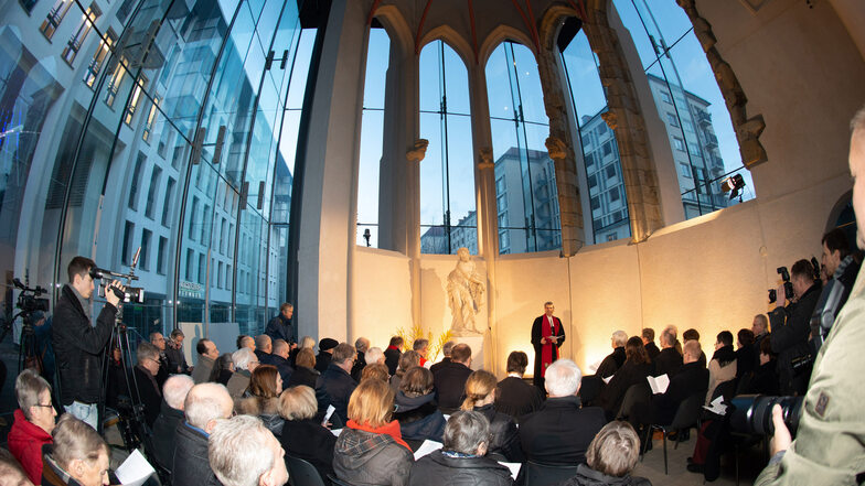 Die feierliche Übergabe des Nagelkreuzes in der  Gedenkstätte Sophienkirche-Busmannkapelle.