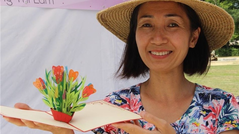 Wenn Truong Thi Lam ihre Glückwunschkarten aufklappt, kommen Blumen, aber auch Schiffe, Sehenswürdigkeiten oder andere schöne Dinge in 3D zum Vorschein. Die Kunst, Papier zu filigranen Kunstwerken zu schneiden, hat die Dresdnerin in ihrer Heimat Vietnam erlernt.